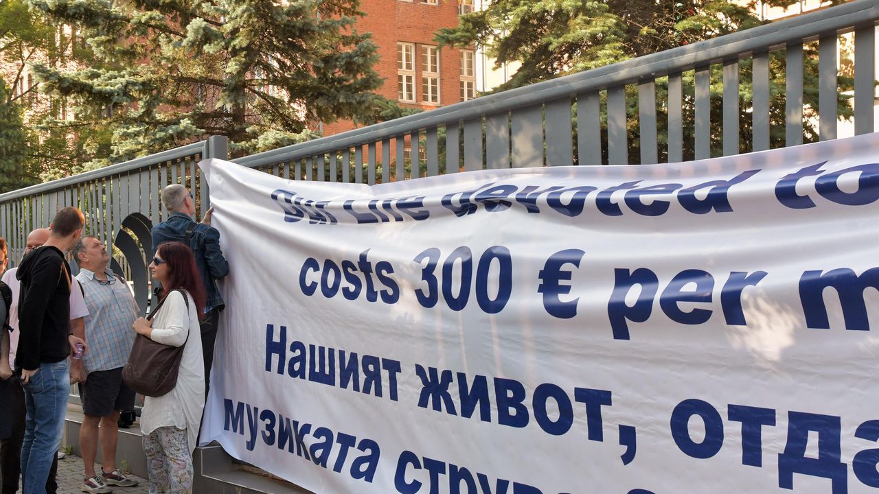 Служители от БНР протестират отново заради ниските си заплати (снимки)
