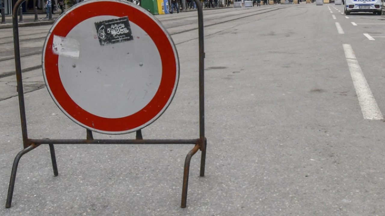 Движението по главен път Е-79 в тунел „Дупница” се осъществява в една лента