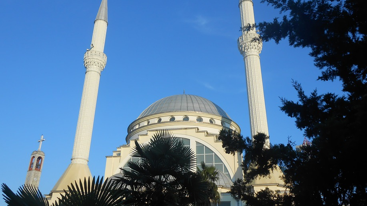 Там, където попът и имамът заедно си пият кафето