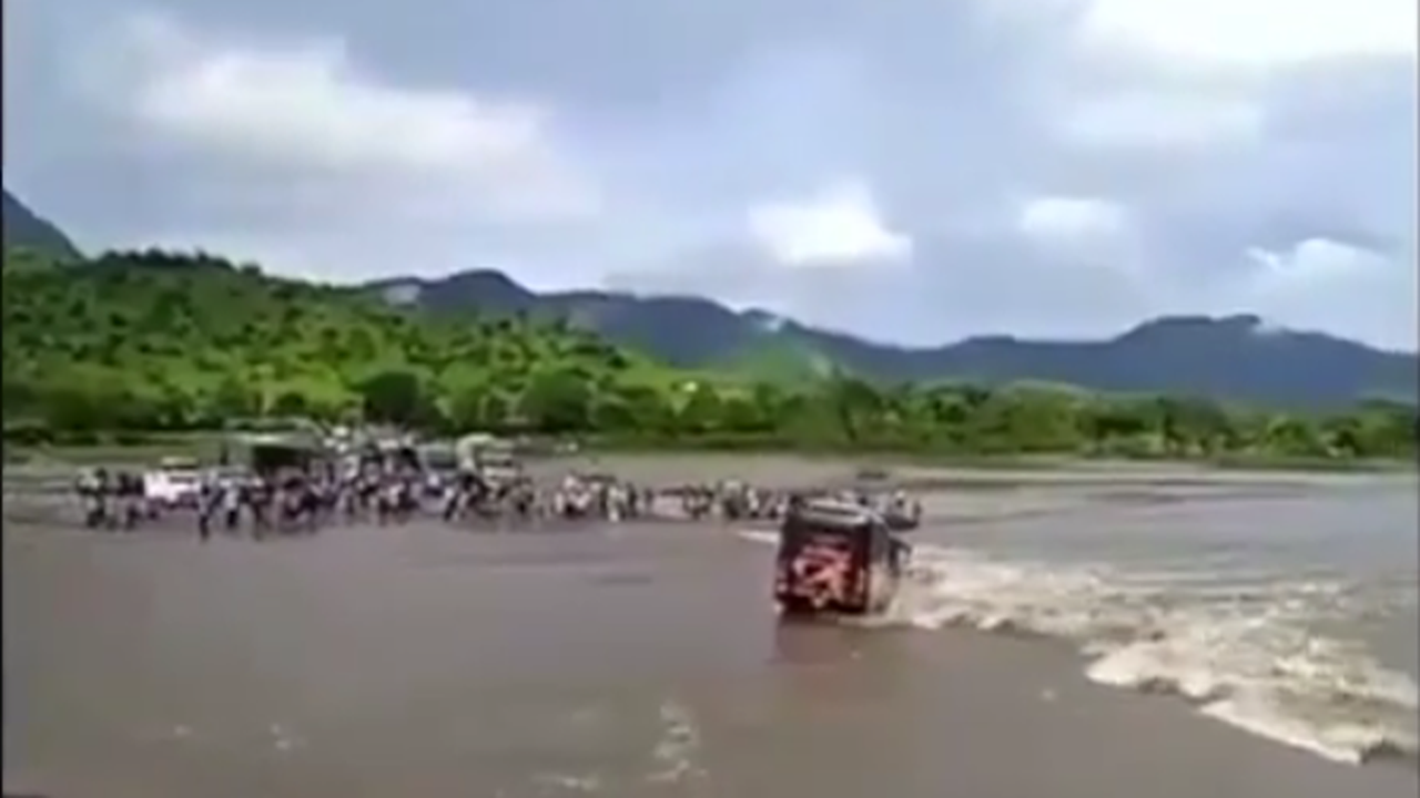 Автобус падна в река в Перу (видео)