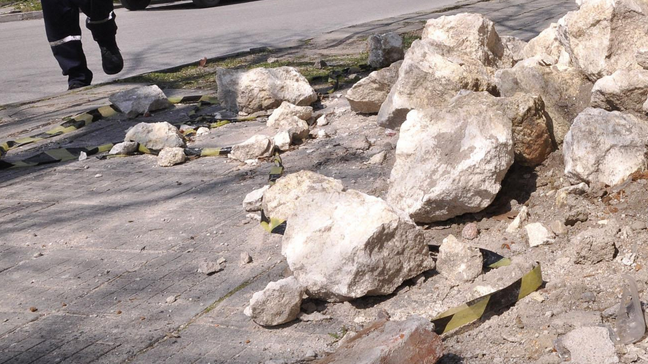 Срутена земна маса затвори пътя между Рудозем и Смилян