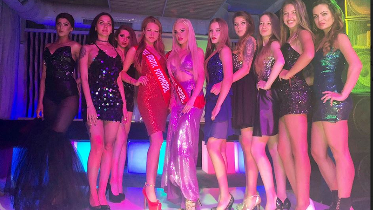 Силиконката с гърди на кредит се окичи с титла