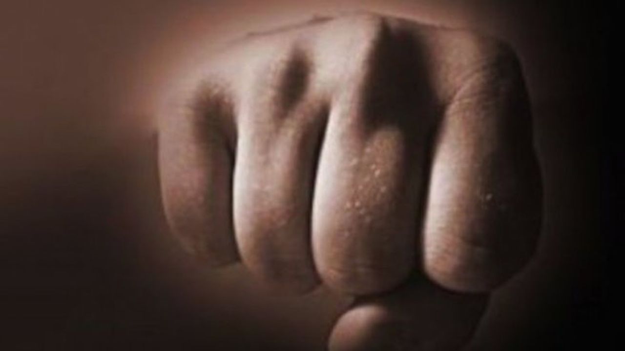 Баба и дядо набиха учителка в коридора на училище