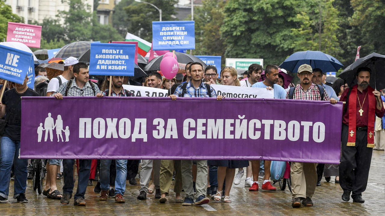 Започна първото шествие срещу "София прайд" (видео+снимки)