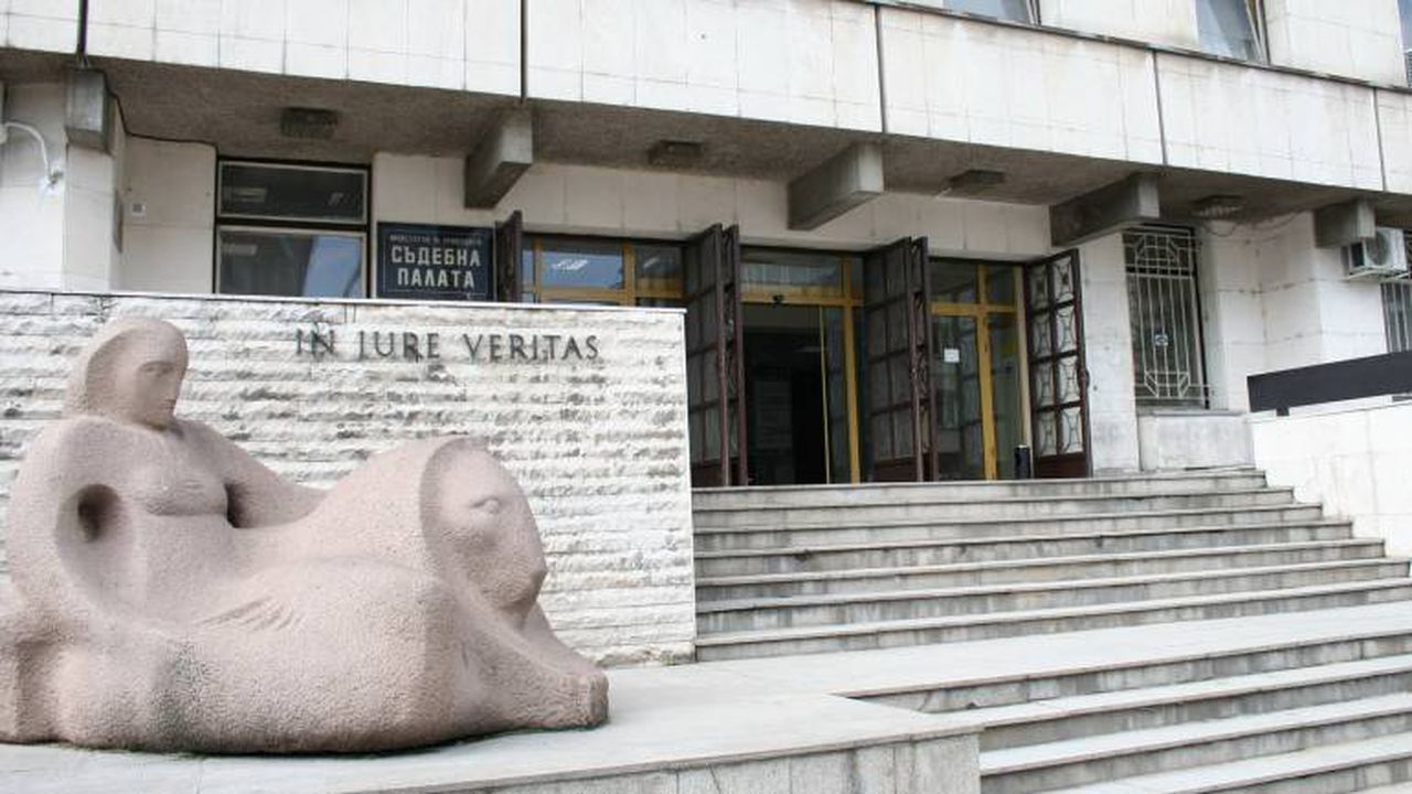 Трима мъже са обвинени за кражба на метална каса с 35 000 лева от офис