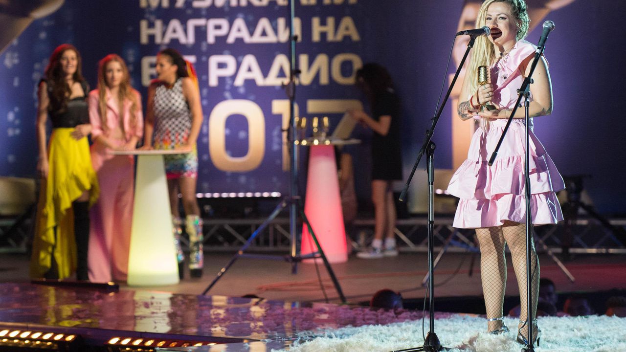 Поли Генова "пуши" на закрито (снимка)