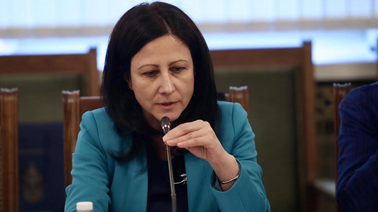 По темата за ограничаването на секциите в чужбина тя подчерта