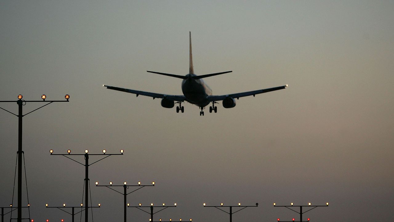 Над 30 пътнически самолета, пътуващи за Израел и други страни в региона, са кацнали в Кипър