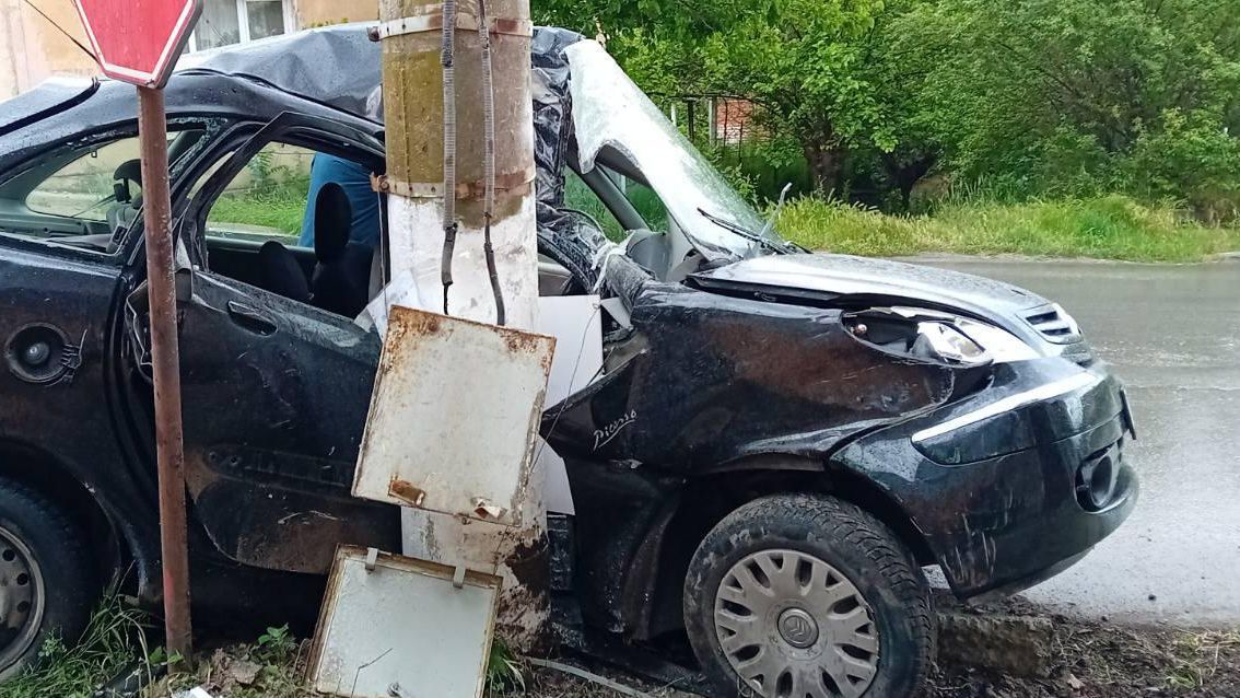 Шофьор се заби в стълб в Софийско, пътничка е с опасност за живота