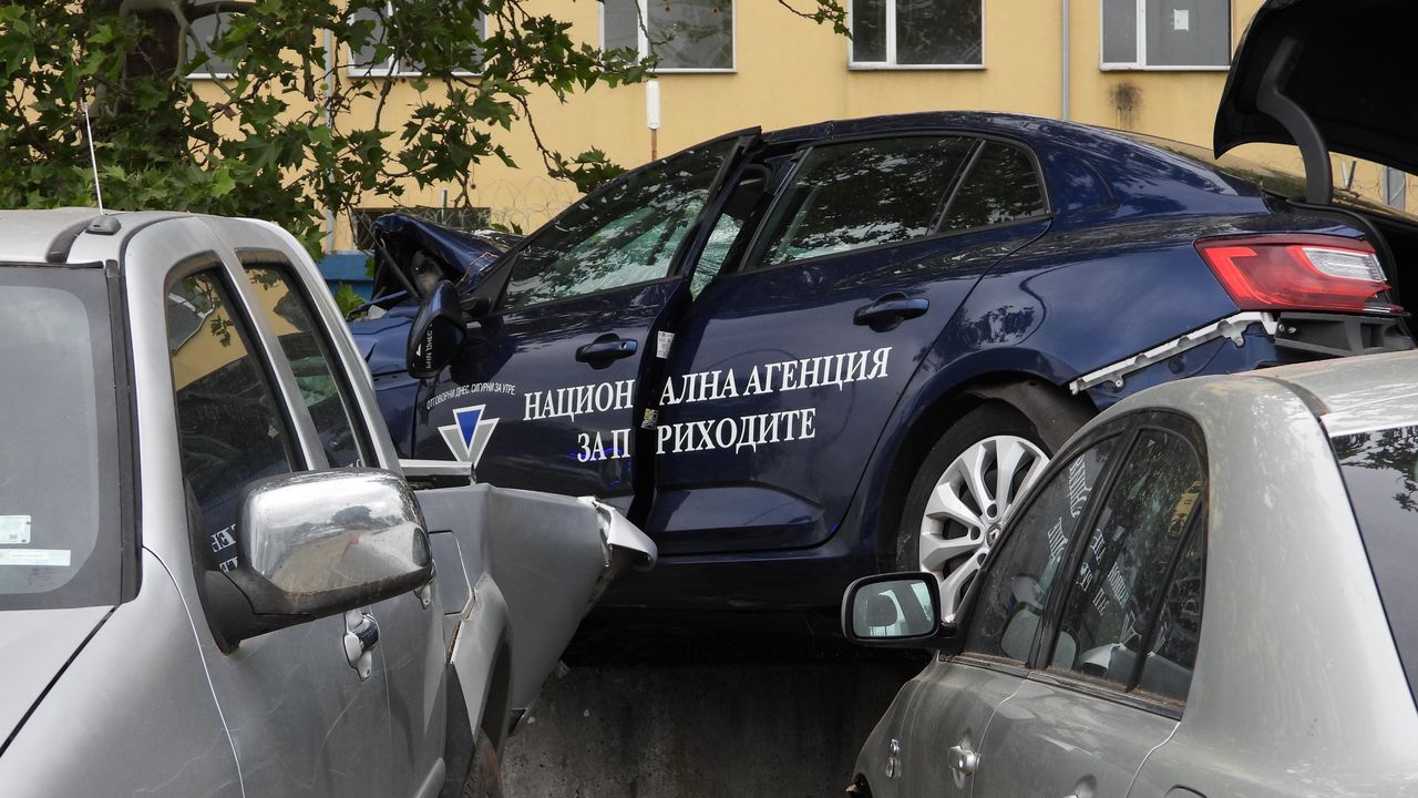Кола на НАП катастрофира в Харманли