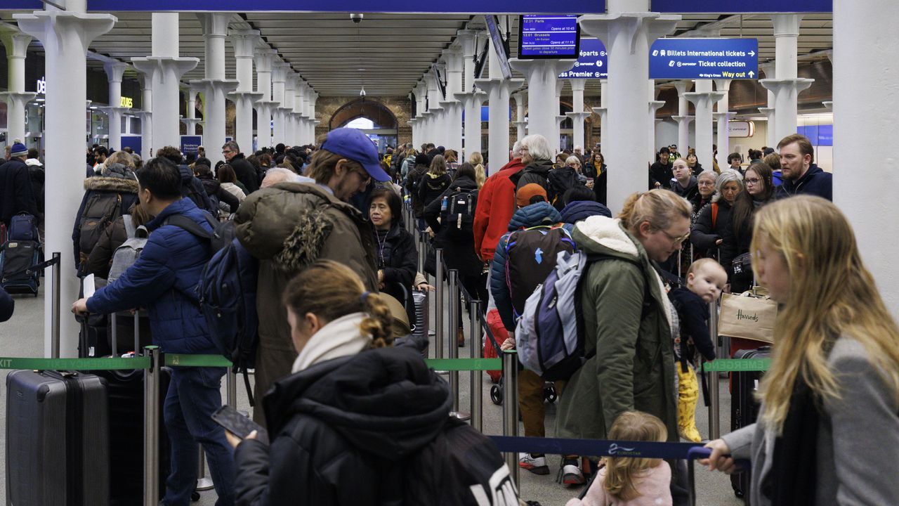 Пътниците на влака Евростар се сблъскват вече втори ден на