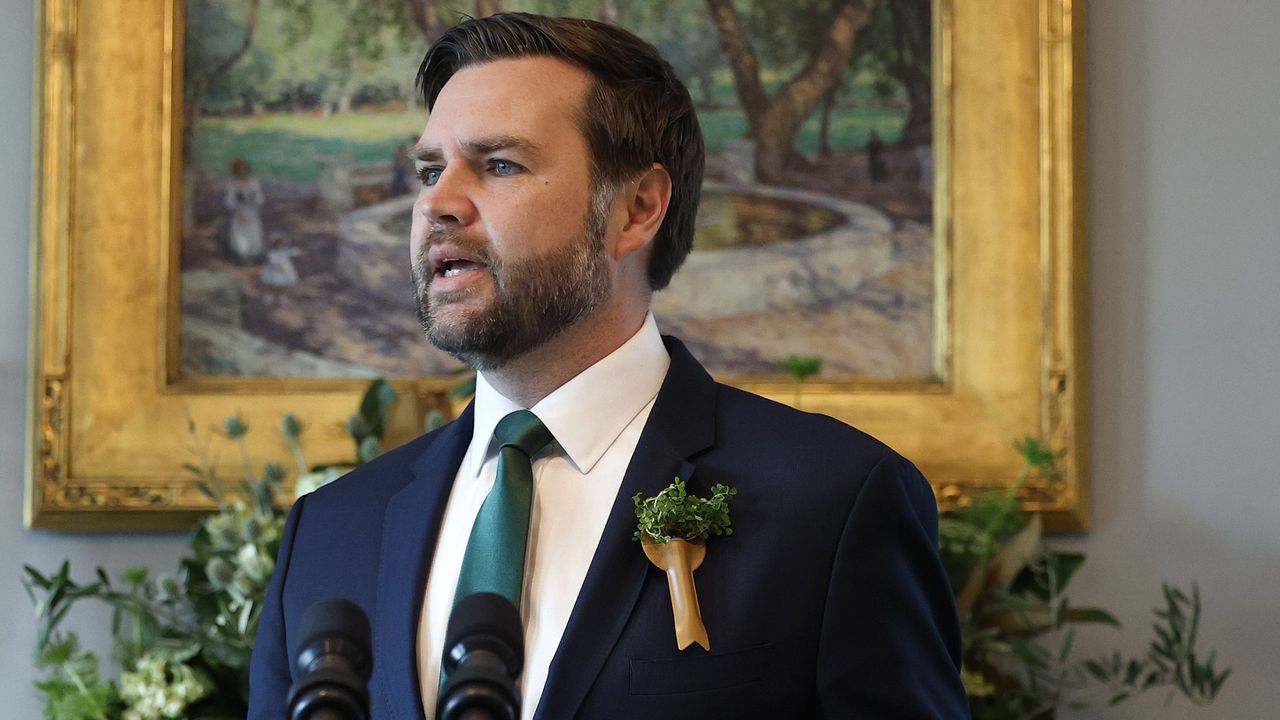 Джей Ди Ванс показа среден пръст на хора по време