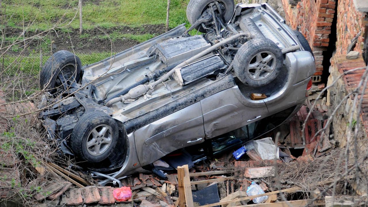 Кола се обърна по таван на пътя Ардино - ,