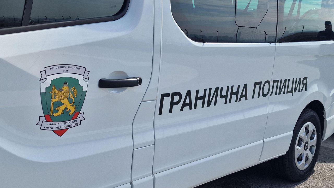 Шофьорът на лекия автомобил е загубил контрол и е навлязъл