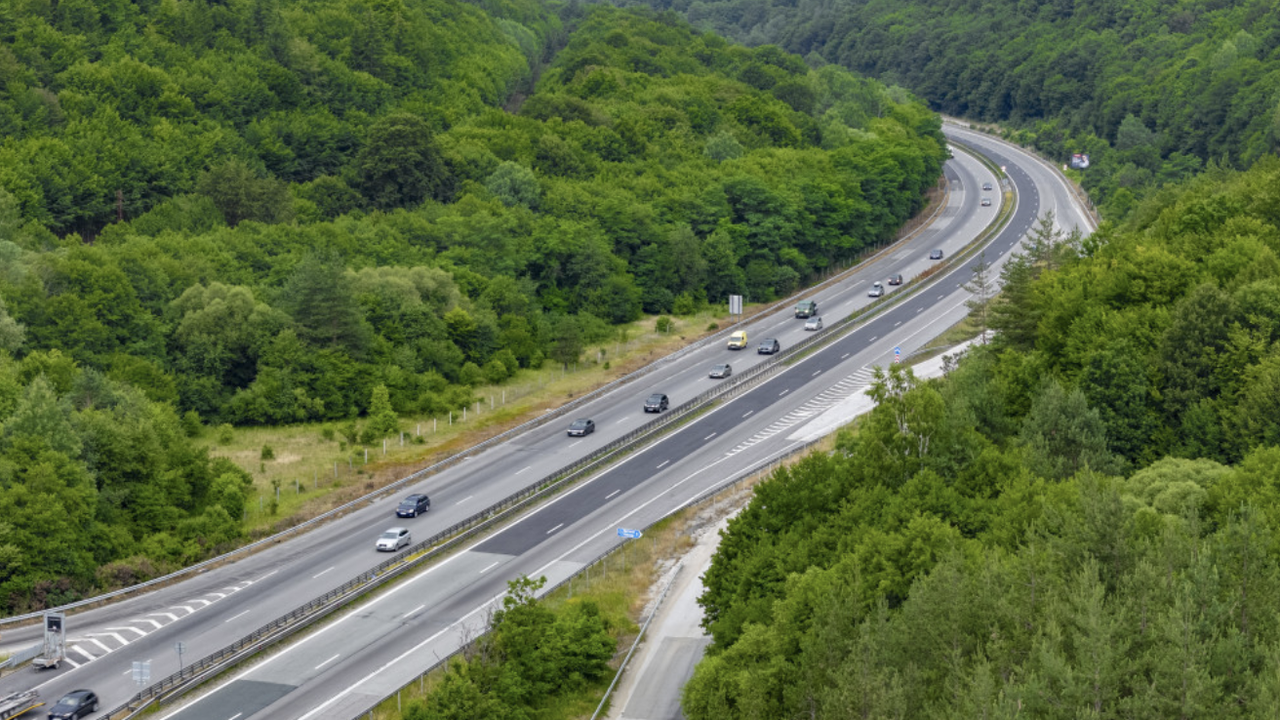 АПИ: През следващата седмица за премахване на крайпътна растителност и демонтаж на рекламни съоръжения ще се променя организацията на движение по АМ „Хемус“ в Софийска област