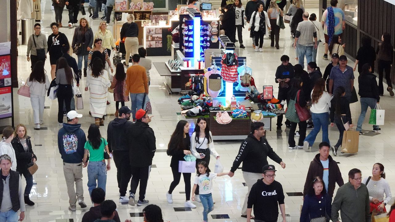 АЗП с предупреждение: „Черният петък“ може да се превърне в ден на черните измами