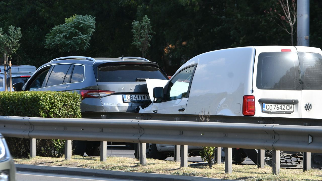 Верижна катастрофа блокира "Цариградско"