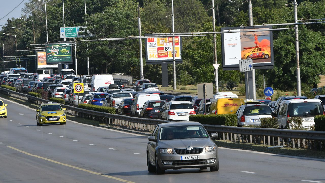 Катастрофа с три автомобила на Цариградско шосе затруднява движението - Булфото