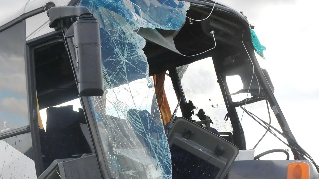 Автобус се преобърна в Сърбия, двама души загинаха, 80 са ранени