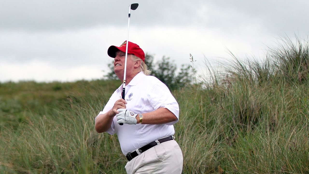 Президентът на САЩ Доналд Тръмп, подложен на въпроси за връзките