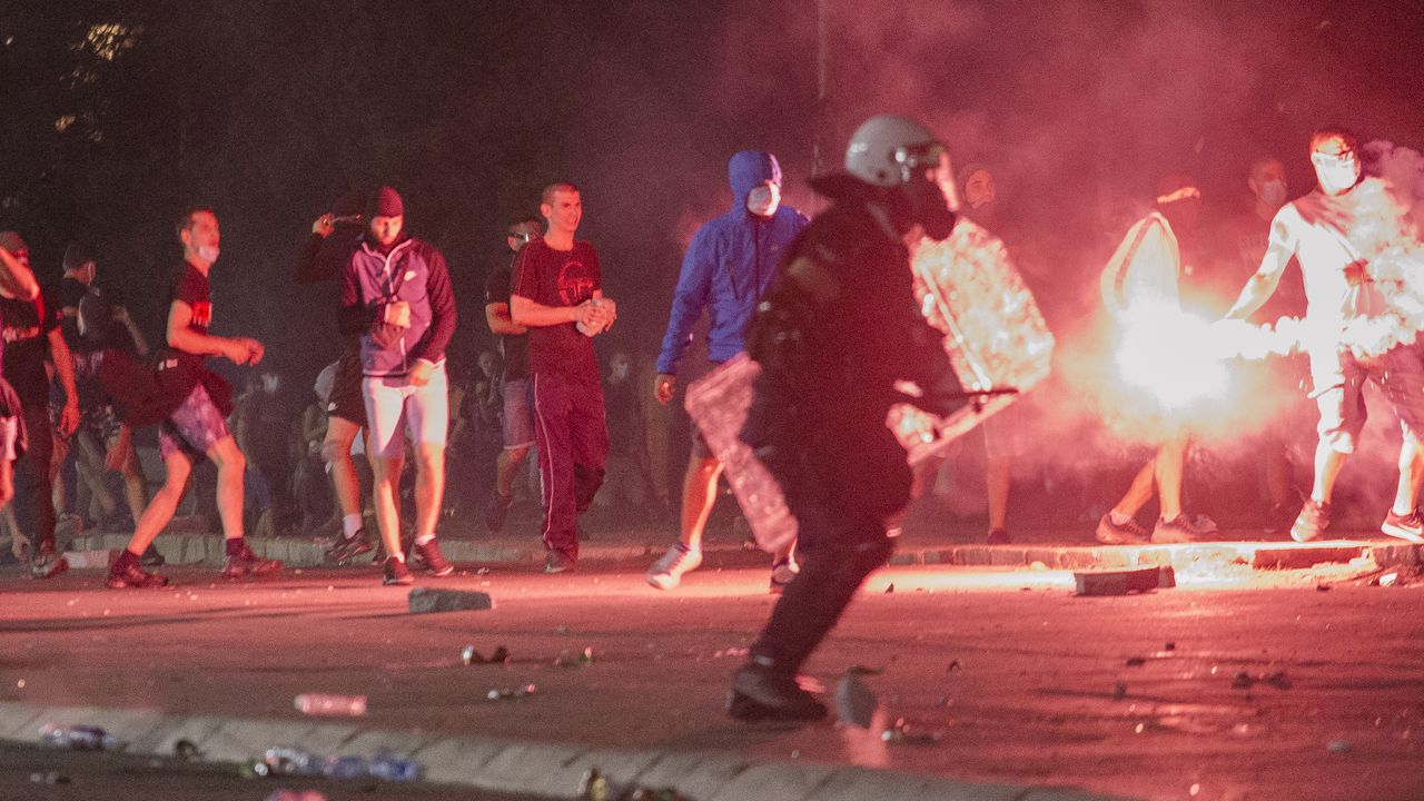 Нападнаха протестиращи в Сърбия