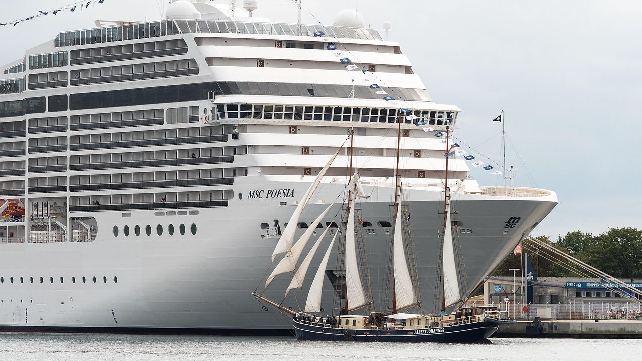 На около 8 морски мили от остров Понца, на плаващия