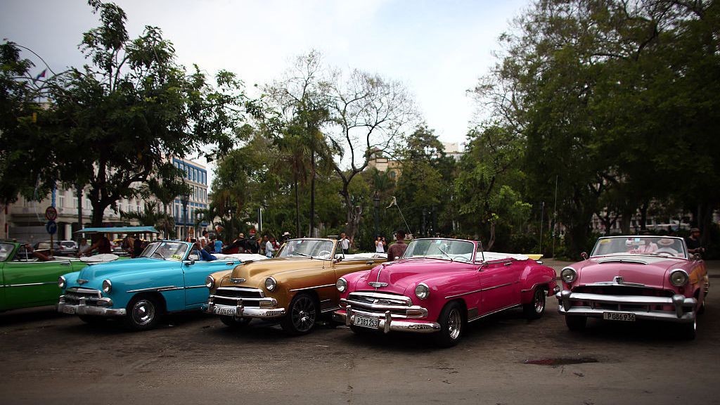 Един човек е загинал, а осем други са пострадали, след