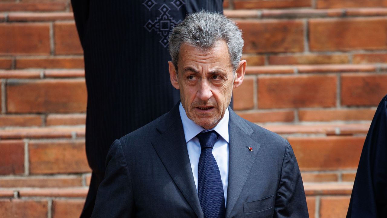 Саркози поиска от съда да го освободи от затвора, докато трае апелативното производство