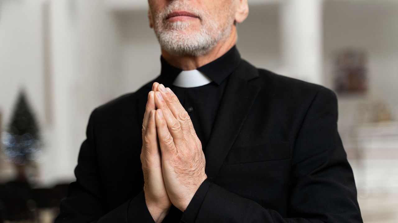 Отец Дейвид Майкъл Моузес има над 400 000 абонати и