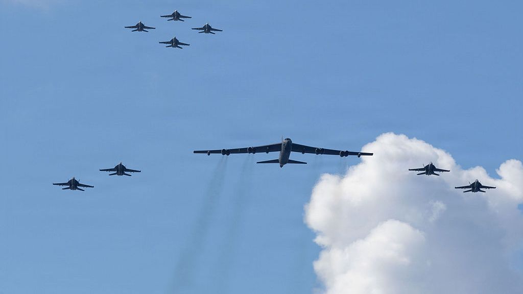 B-52 не е действал сам, тъй като данните сочат, че