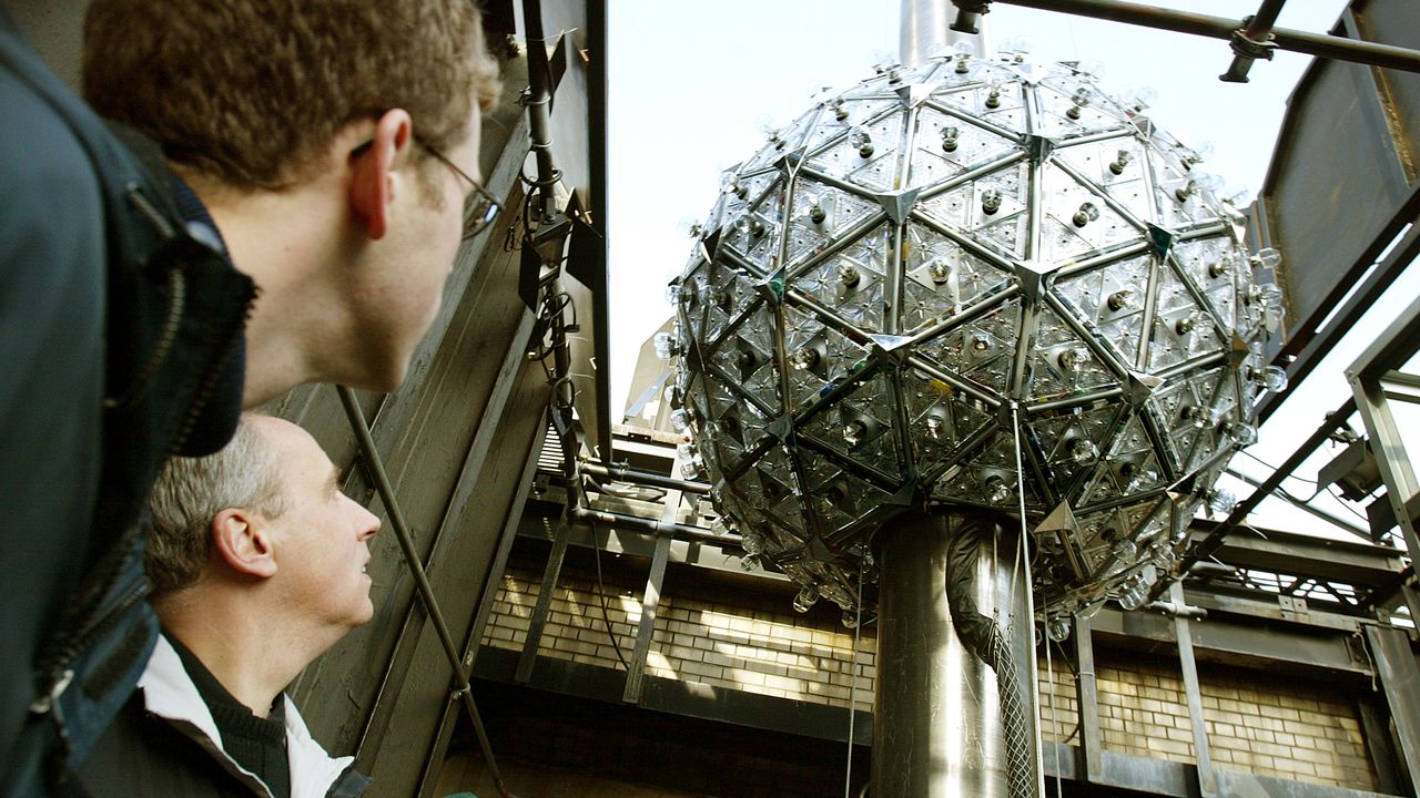 Малко повече от месец преди Нова година нюйоркският Таймс Скуеър