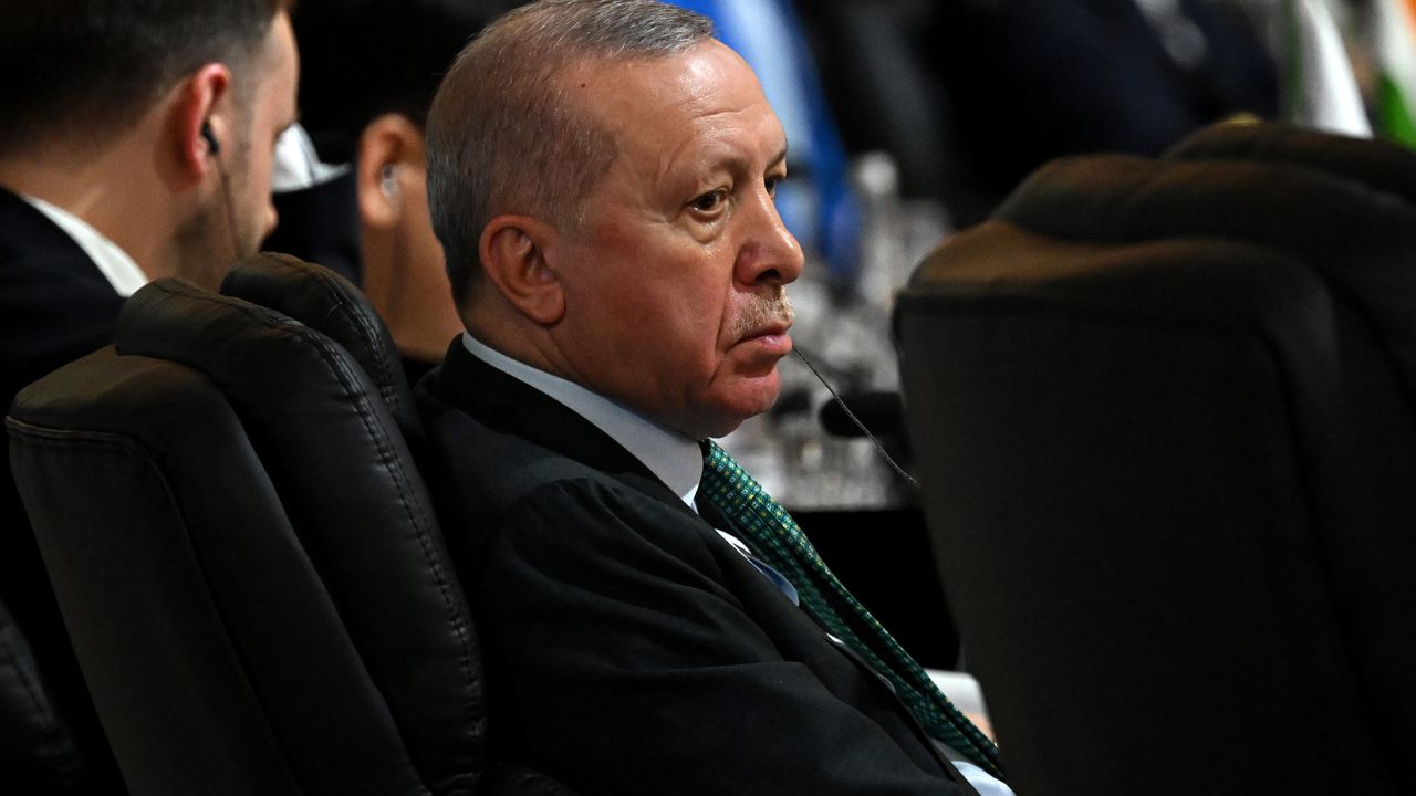 От разпространените снимки става ясно, че той също е сред