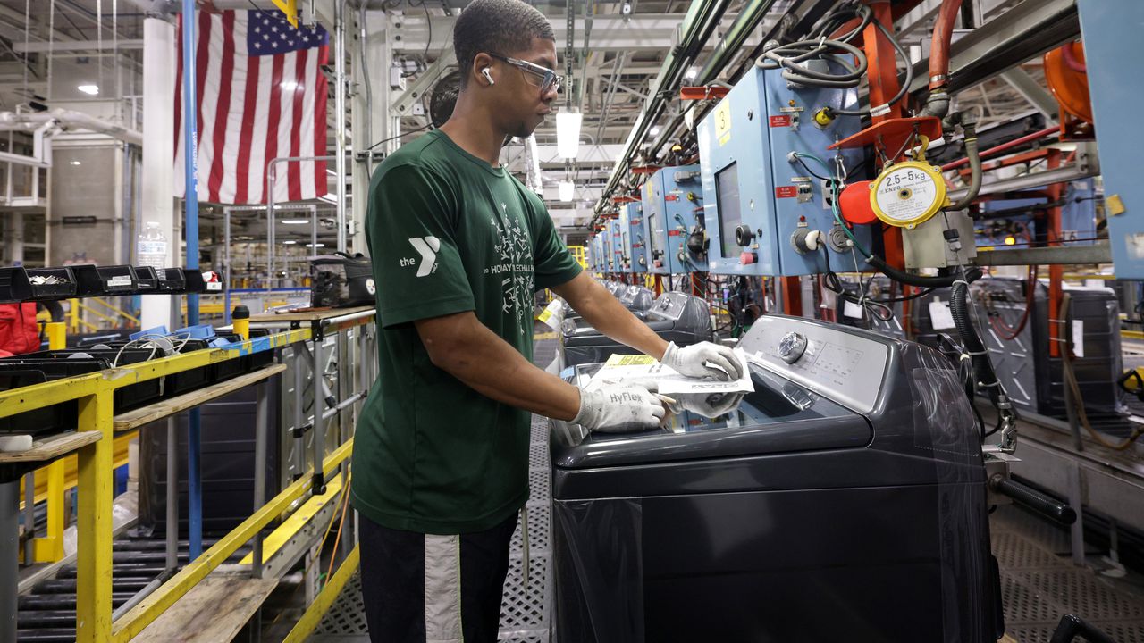 На годишна база показателят се покачва с 2,7 на сто