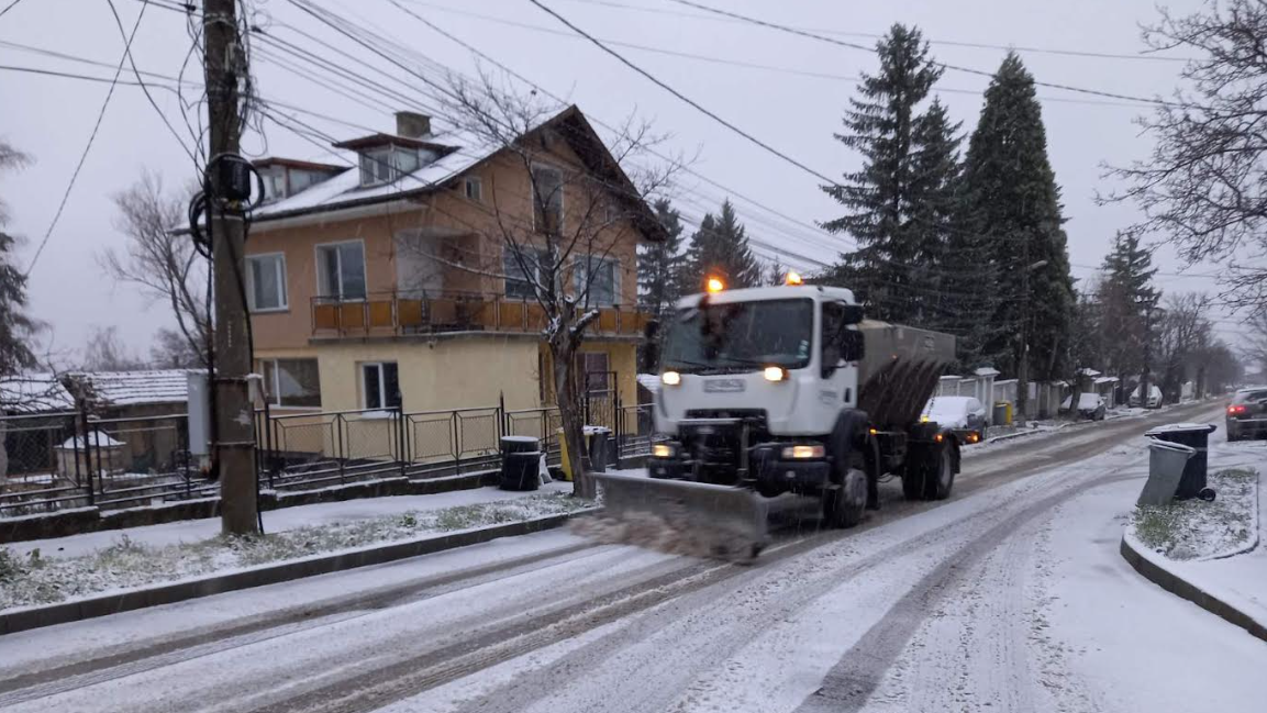 През нощта са били извършени обработки със смеси против заледяване