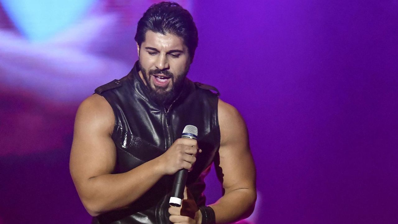 На снимката певецът е заедно със съпругата си и двете