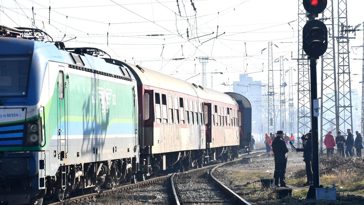 При движение влакът се е ударил в земната маса на