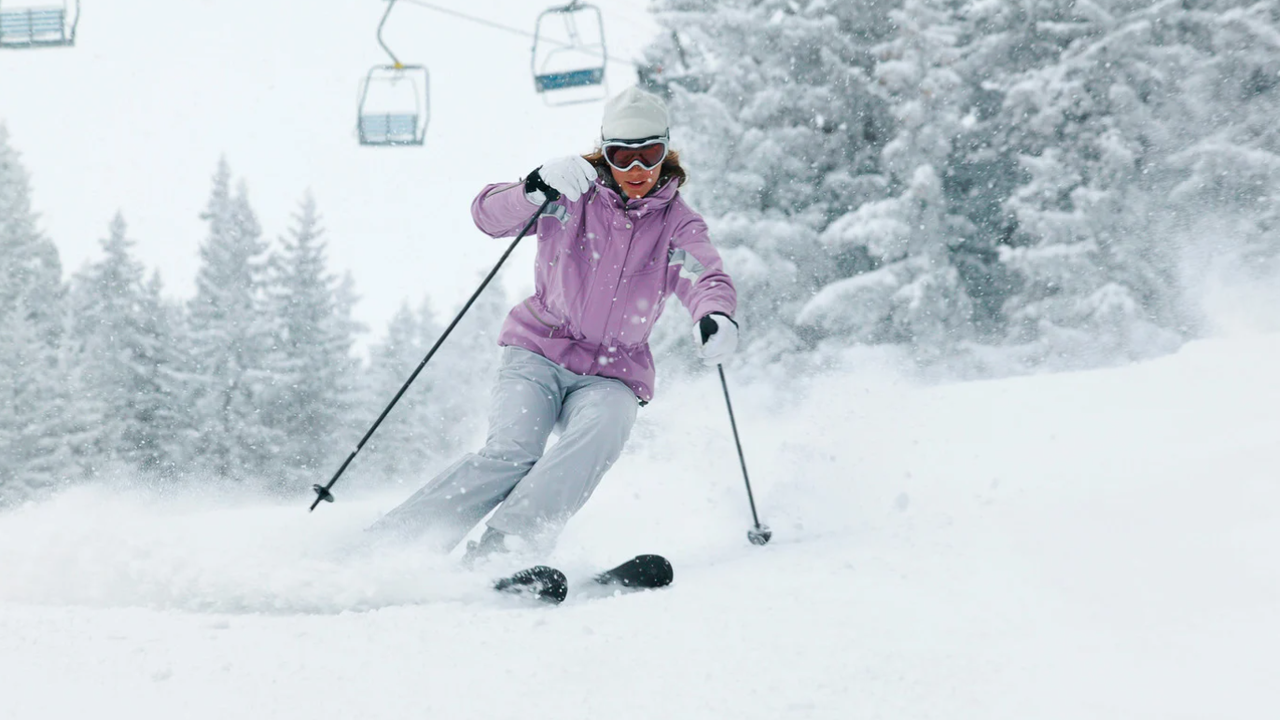 В момента туристите в най-стария зимен курорт у нас са от