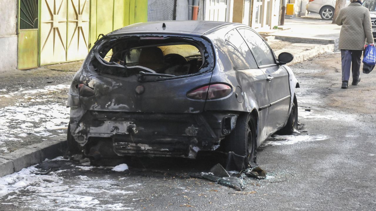 Кола пламна на кръстовище в София 