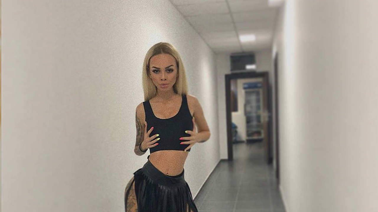 Сузанита с нова татуировка на дупето 