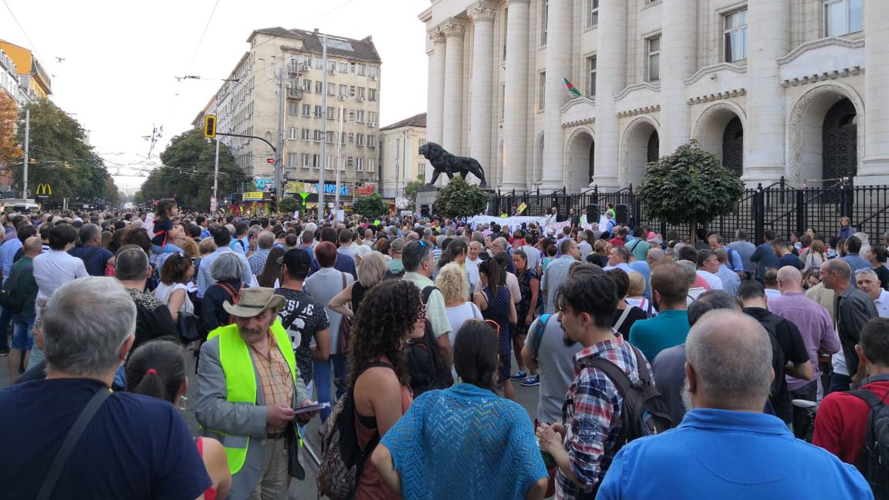 Протест и контрапротест за номинацията на Гешев в центъра на София събра стотици