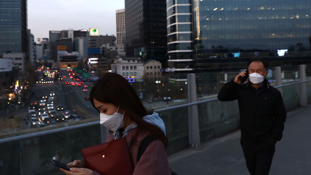 Южна Корея удължи срока на социалното дистанциране, но облекчава някои от мерките