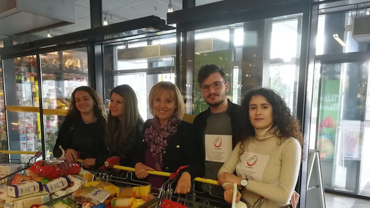 Мая Манолова събра шест колички хранителни продукти за пенсионери в столичен хипермаркет