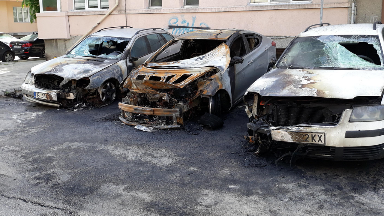 Три коли изгоряха пред кооперация във Варна