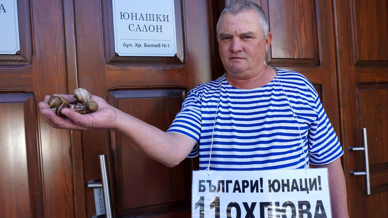 Росен Марков дари 11 охлюва на БФС