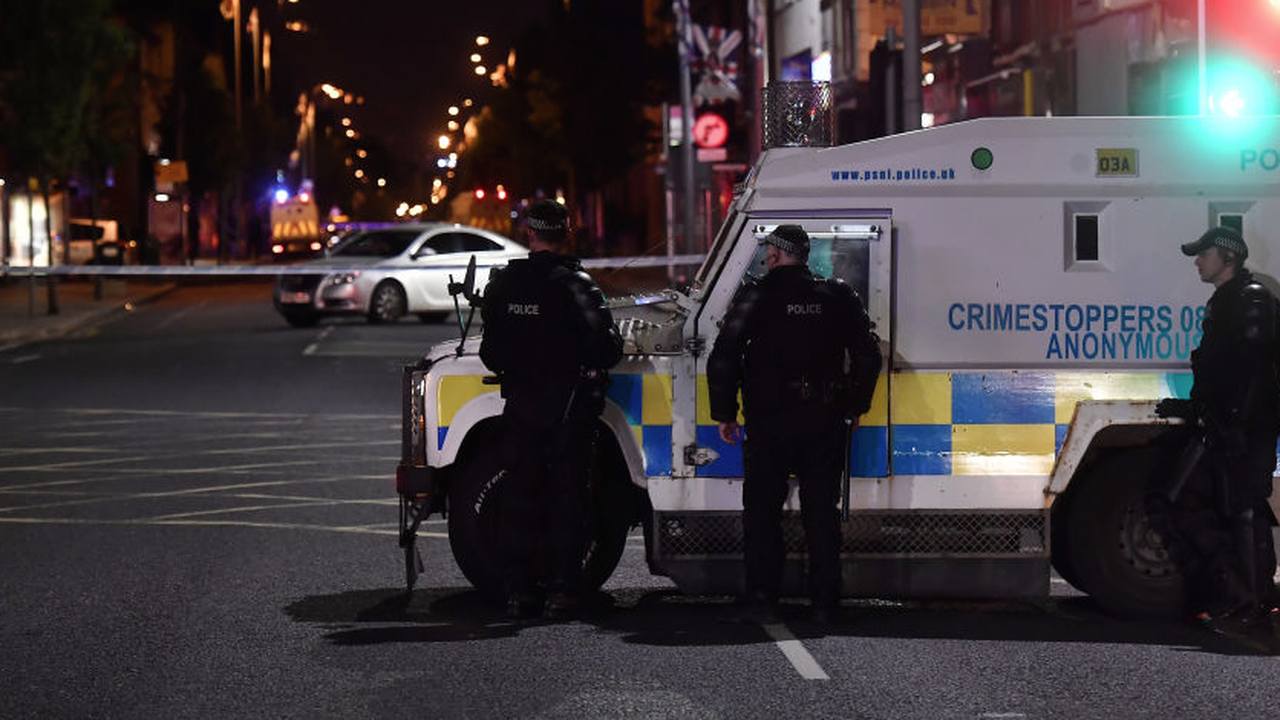 Нападнаха с граната полицейска патрулка в Белфаст