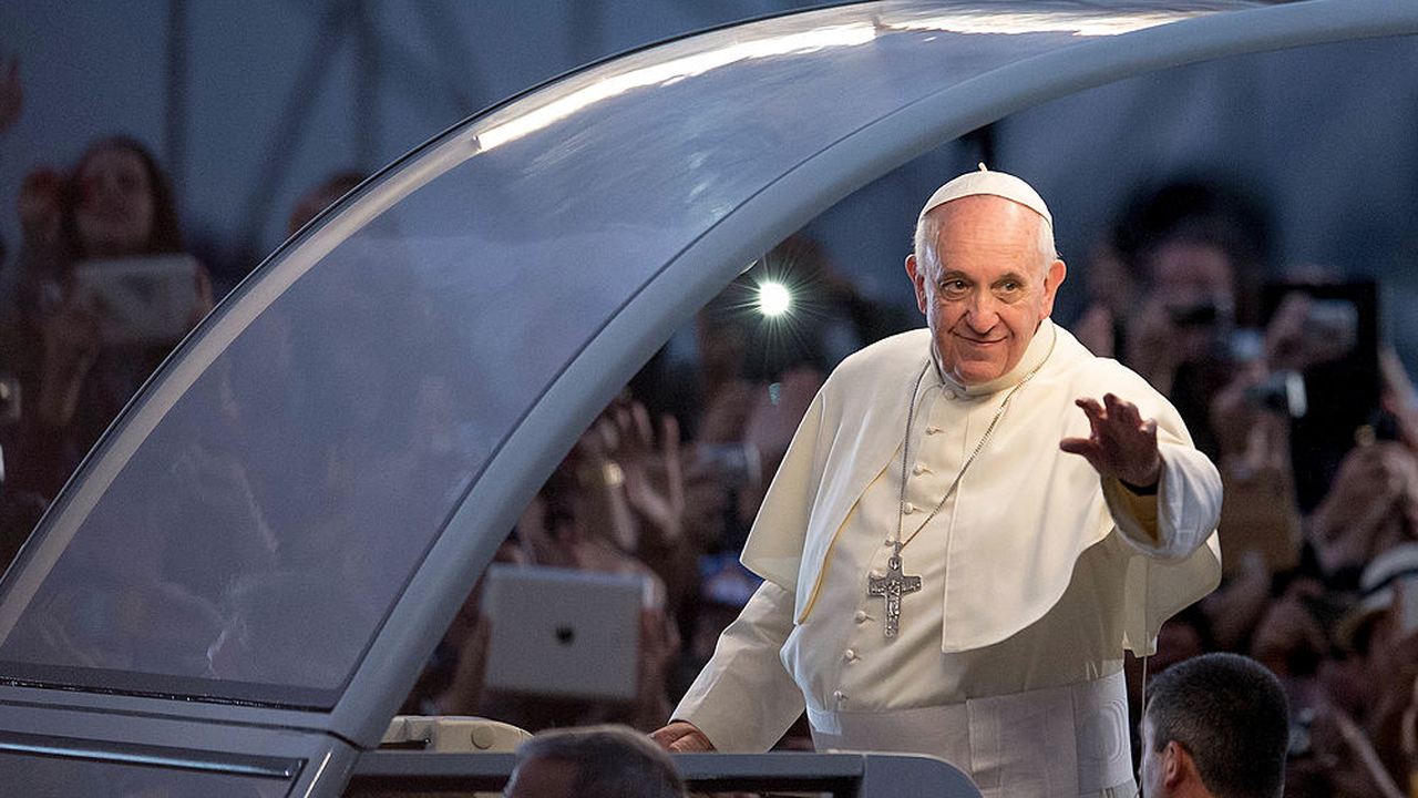 С цветно лого и над 700 знамена в Раковски очакват посещението на папа Франциск