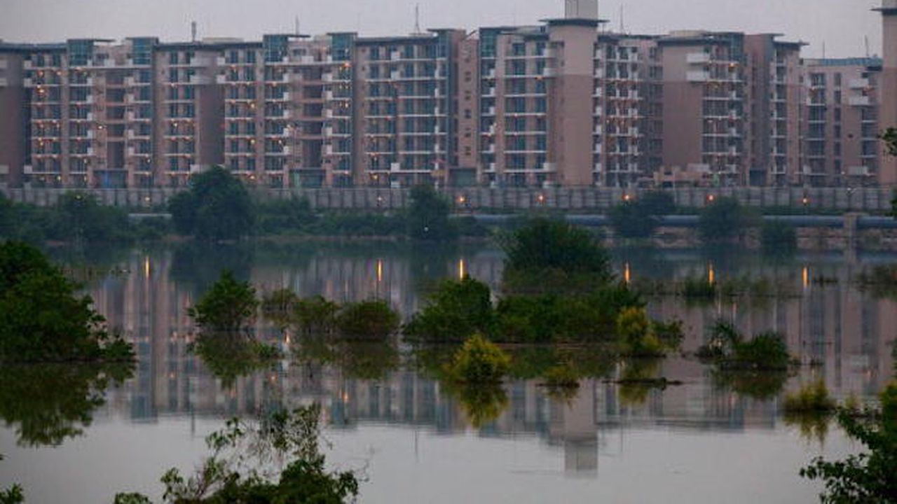 50 загинали и милиони пострадали при наводненията в Индия