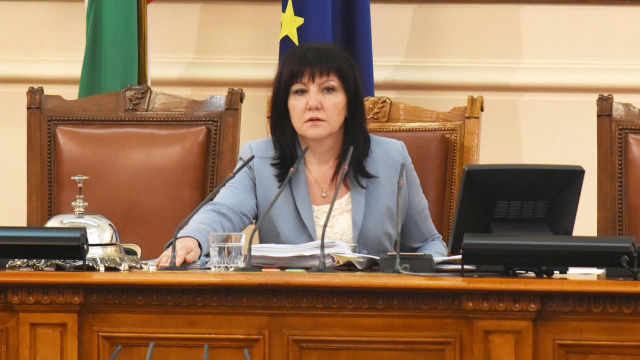 Караянчева към Драгомир Стойнев: Спри да ми тропаш по трибуната, пийни водичка и се успокой