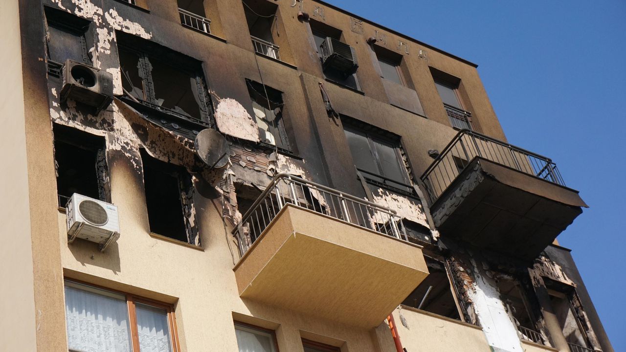Пожар унищожи цял етаж от кооперация във Варна, загина старец