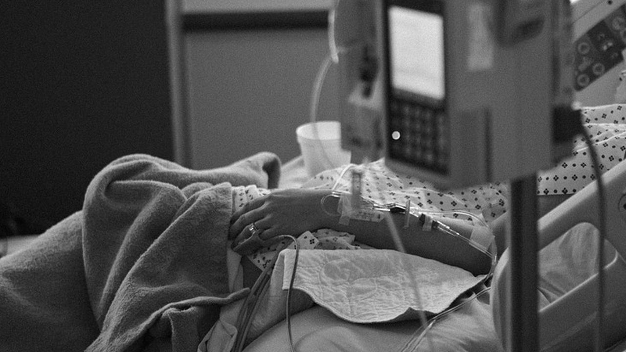 Двама пациенти с COVID-19 починаха в УМБАЛ “Света Анна”